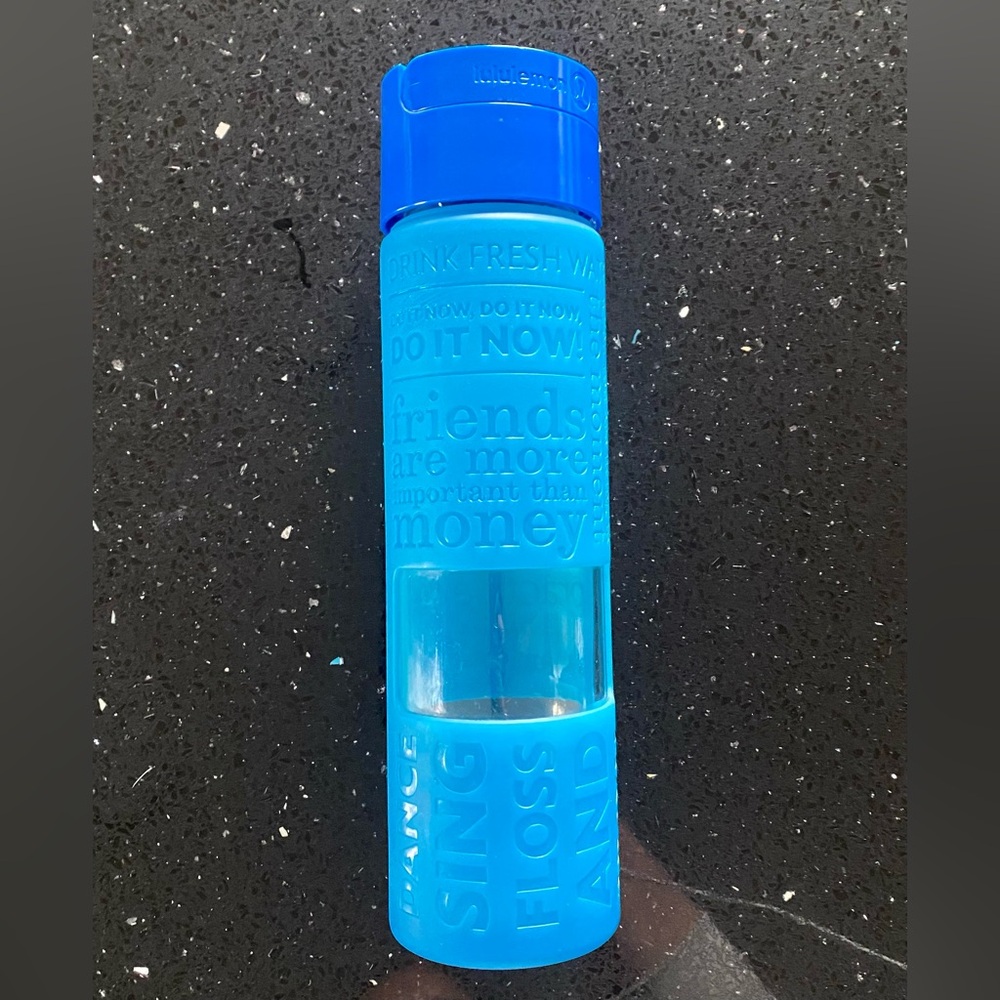 lululemon glass water bottle with rubber cover 18oz